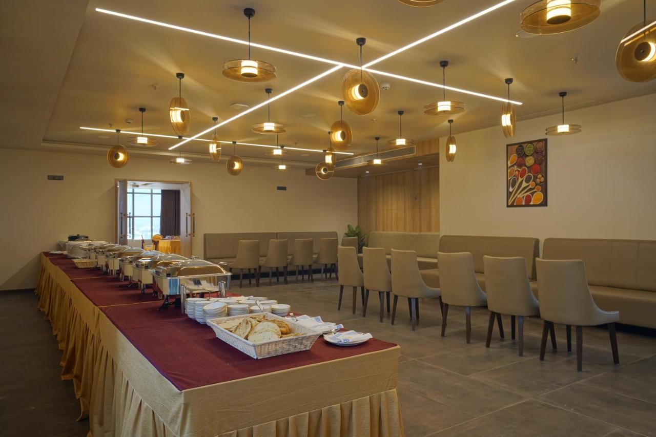 The Galleria Hotel Rajkot Bagian luar foto