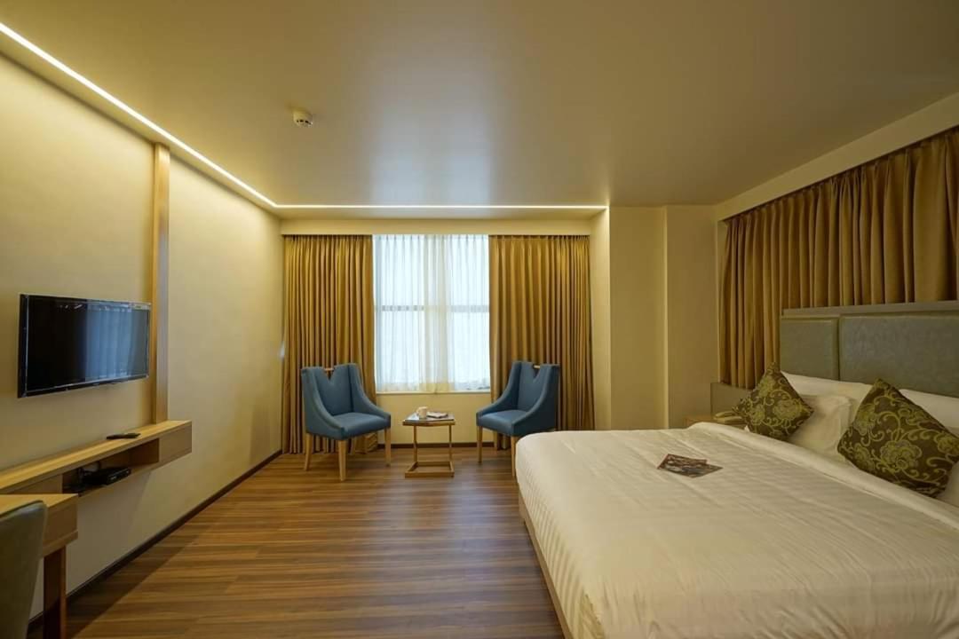 The Galleria Hotel Rajkot Bagian luar foto